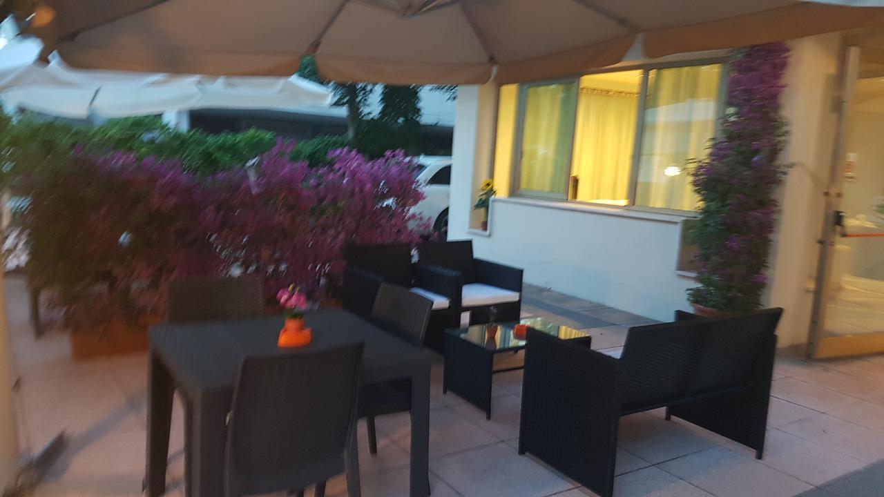 Hotel Fucsia Riccione Exteriör bild